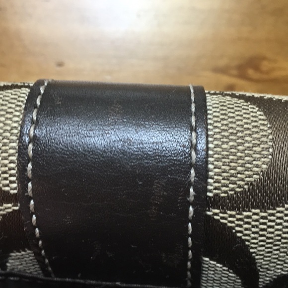 Coach Wallet in Signature Pattern - Picture 5 of 7